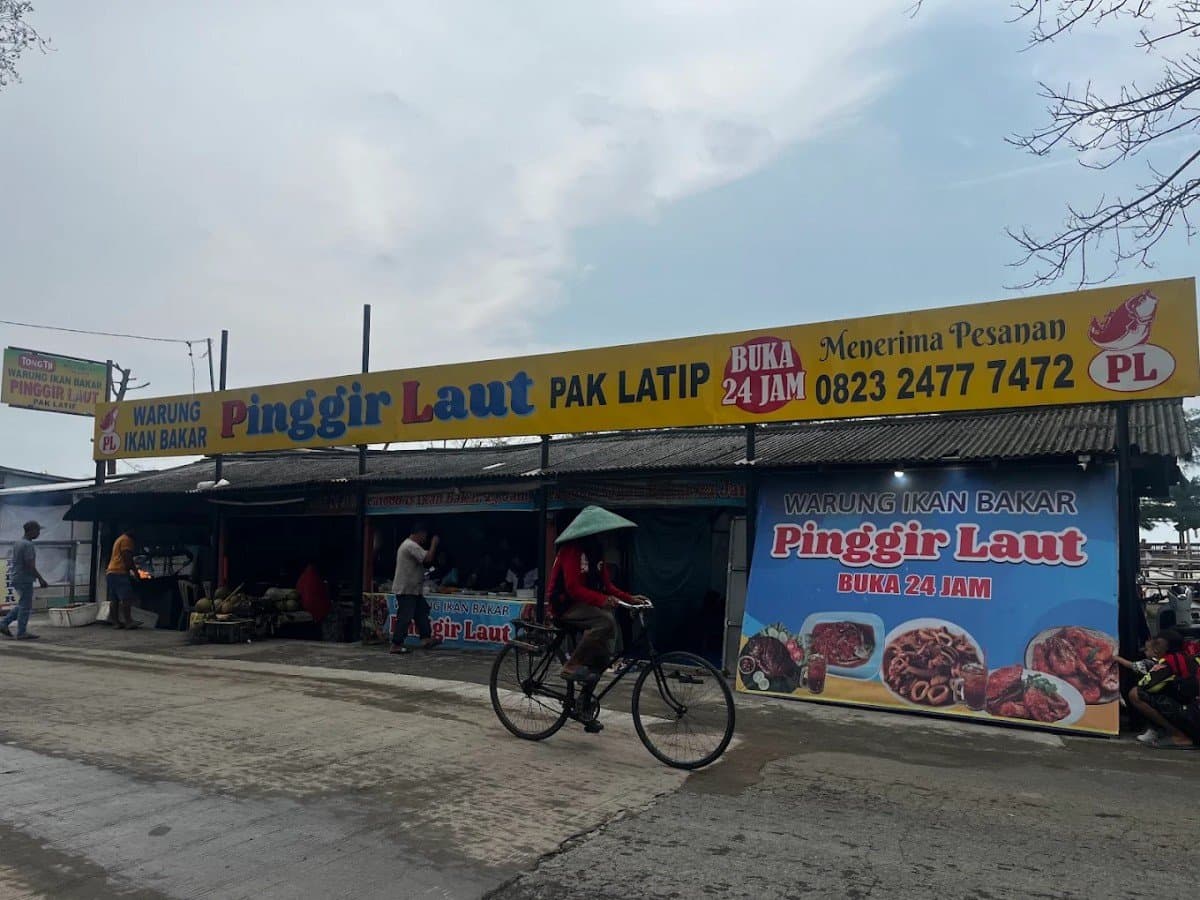 Foto Warung Ikan Bakar Pinggir Laut