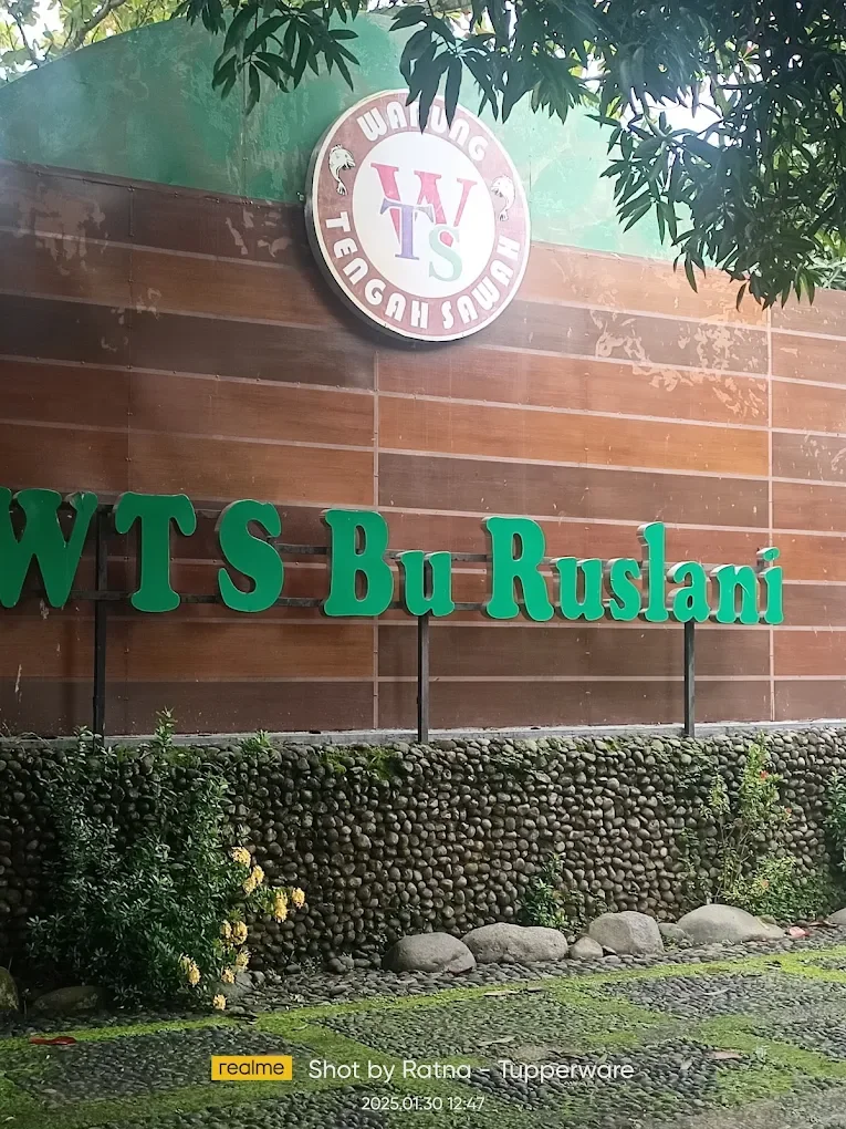 Warung Tengah Sawah Bu Ruslani di Desa Jebed Selatan, Kecamatan Taman, Pemalang