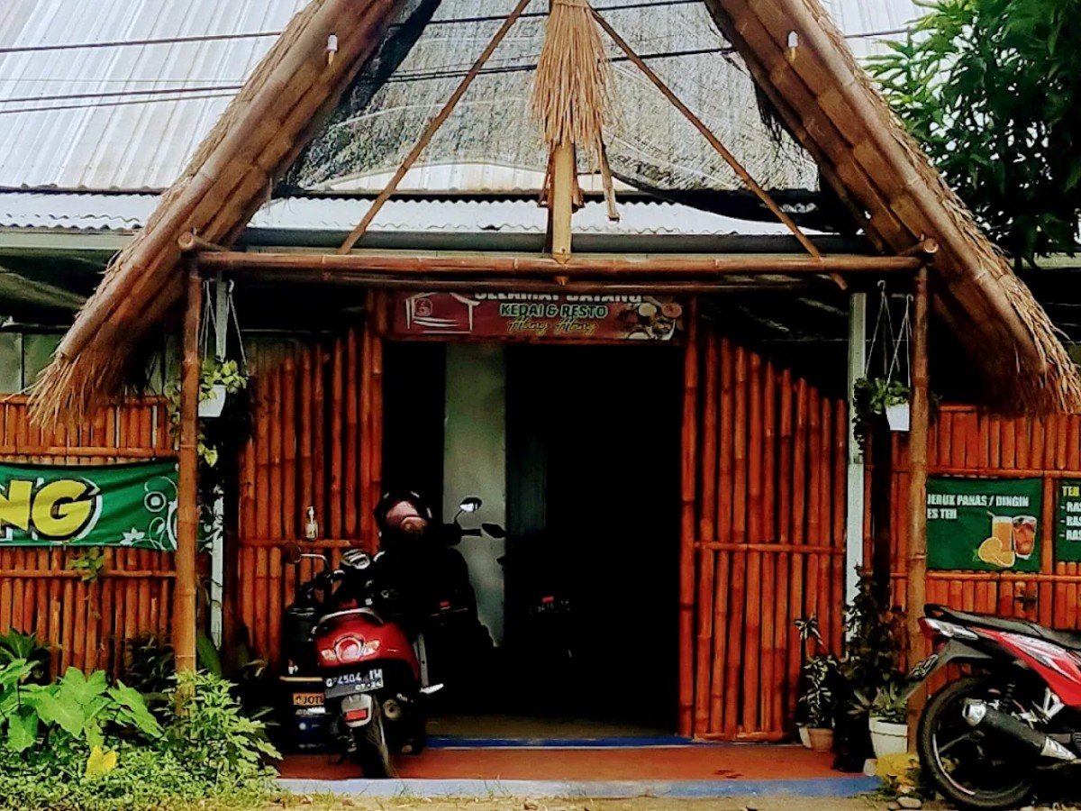 Kedai resto Alang alang di Desa Sumurkidang, Kecamatan Bantarbolang, Pemalang