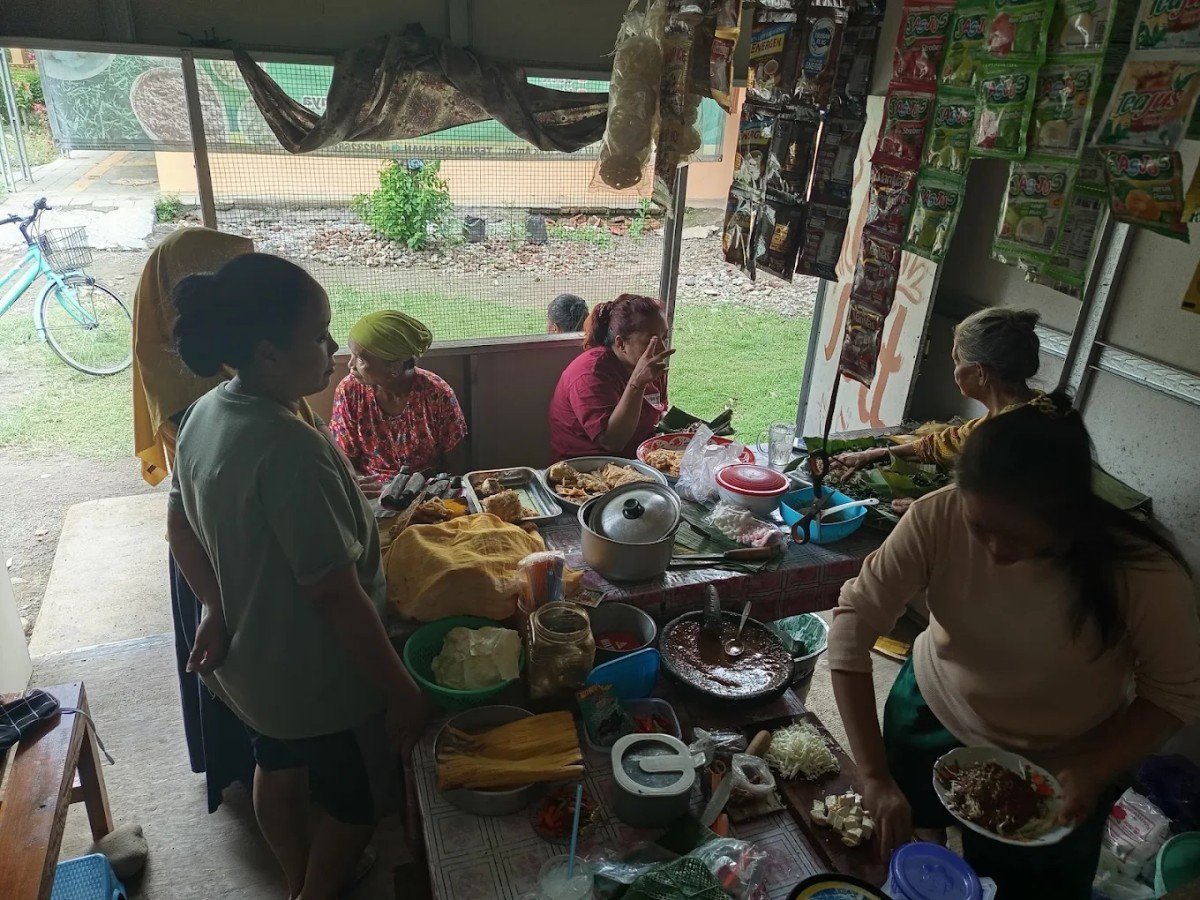 Warung Lotek Mbak Tya di Desa Bodeh, Kecamatan Bodeh, Pemalang