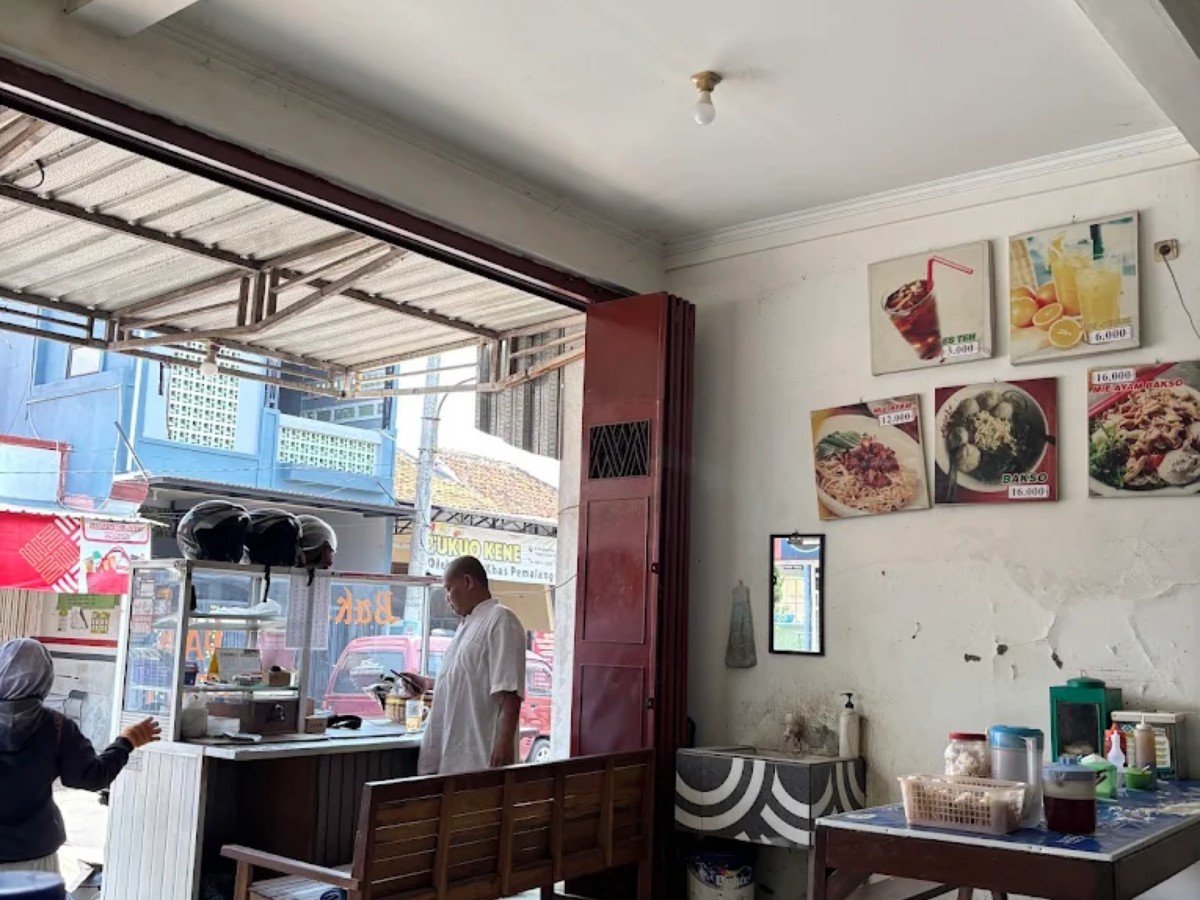 Bakso & Mie Ayam Pak Ndut Putri di Desa Pelutan, Kecamatan Pemalang, Pemalang