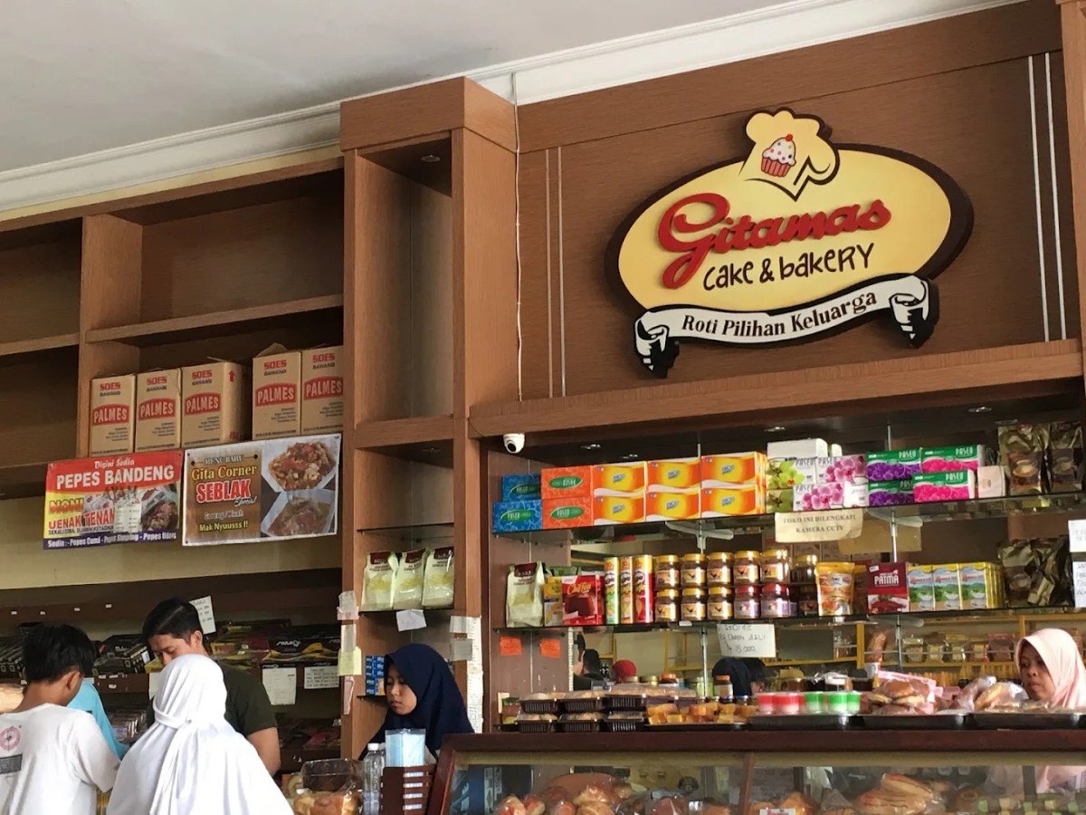 Toko Roti Gitamas di Desa Mulyoharjo, Kecamatan Pemalang, Pemalang