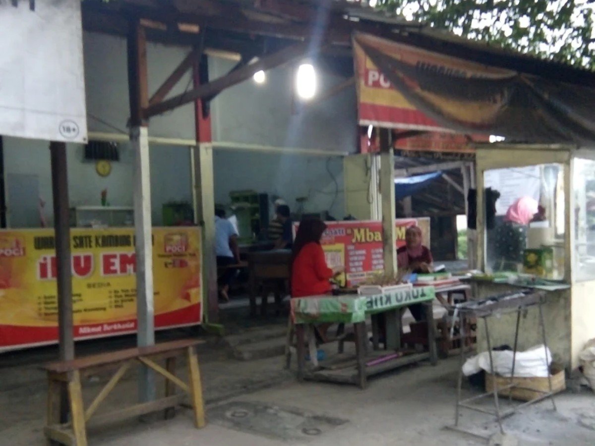Warung Sate Kambing Ibu Emi di Desa Bojongbata, Kecamatan Pemalang, Pemalang