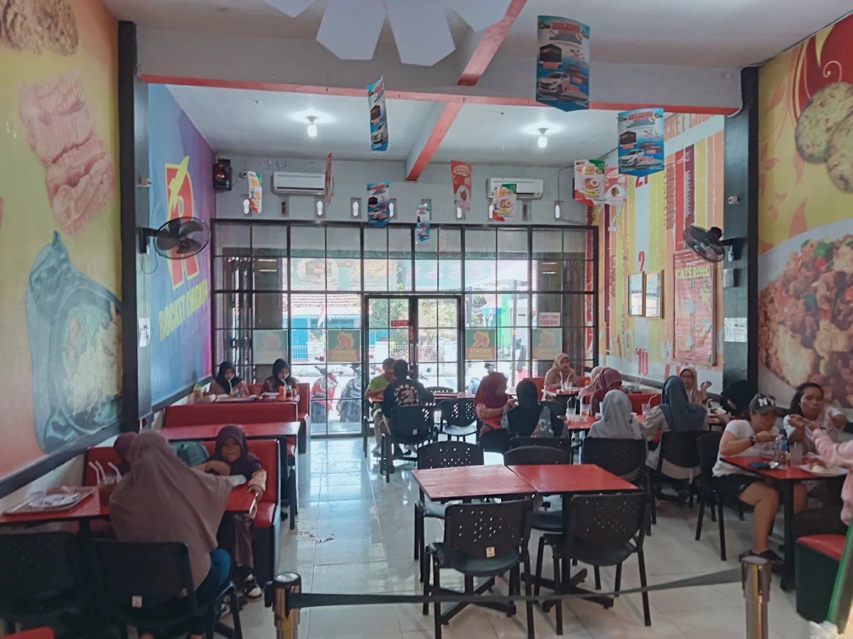 Rocket Chicken Petarukan di Desa Petarukan, Kecamatan Petarukan, Pemalang