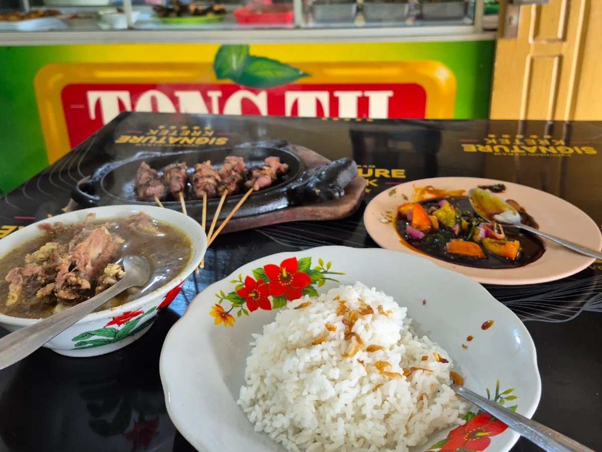 Warung Makan Hj. Kasmurah di Desa Karangsari, Kecamatan Pulosari, Pemalang