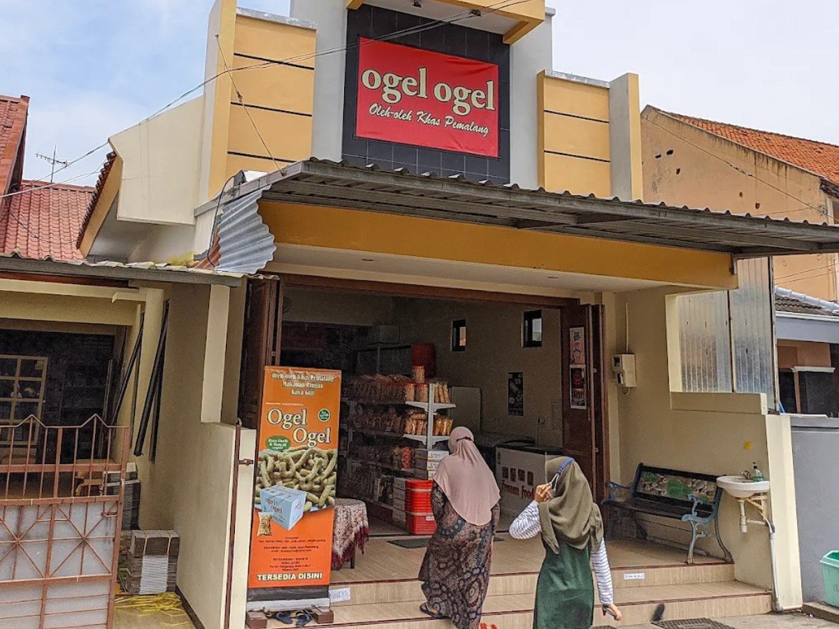 Toko Ogel Ogel di Desa Kaligelang, Kecamatan Taman, Pemalang