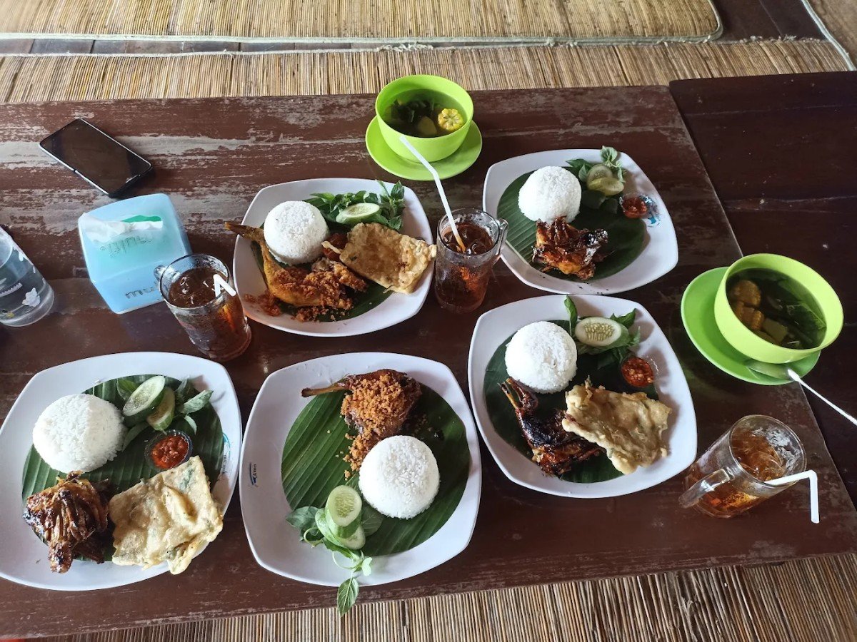 RM. Ayam Gepuk Super Lezat Pemalang di Desa Wanarejan Selatan, Kecamatan Taman, Pemalang