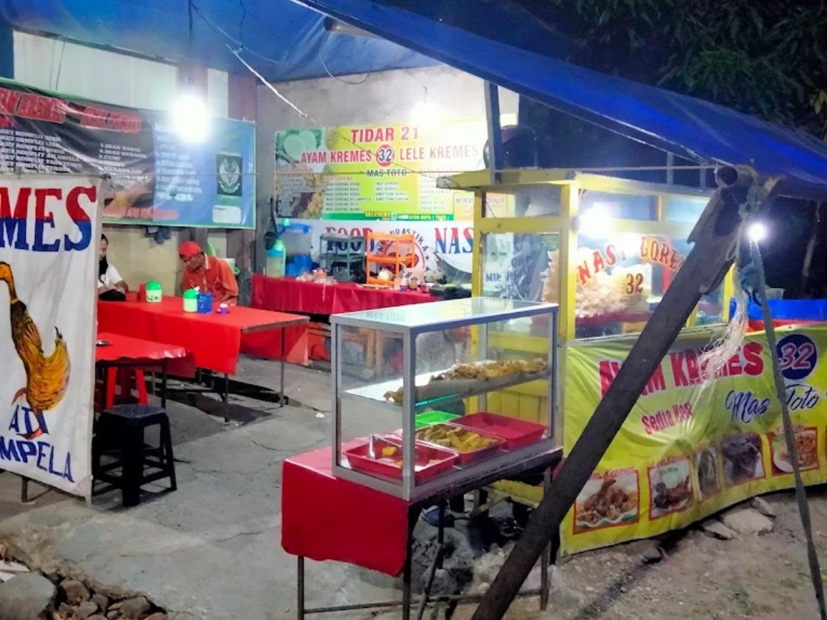 Sea Food 32 Ayam Kremes Kaligelang di Desa Kaligelang, Kecamatan Taman, Pemalang