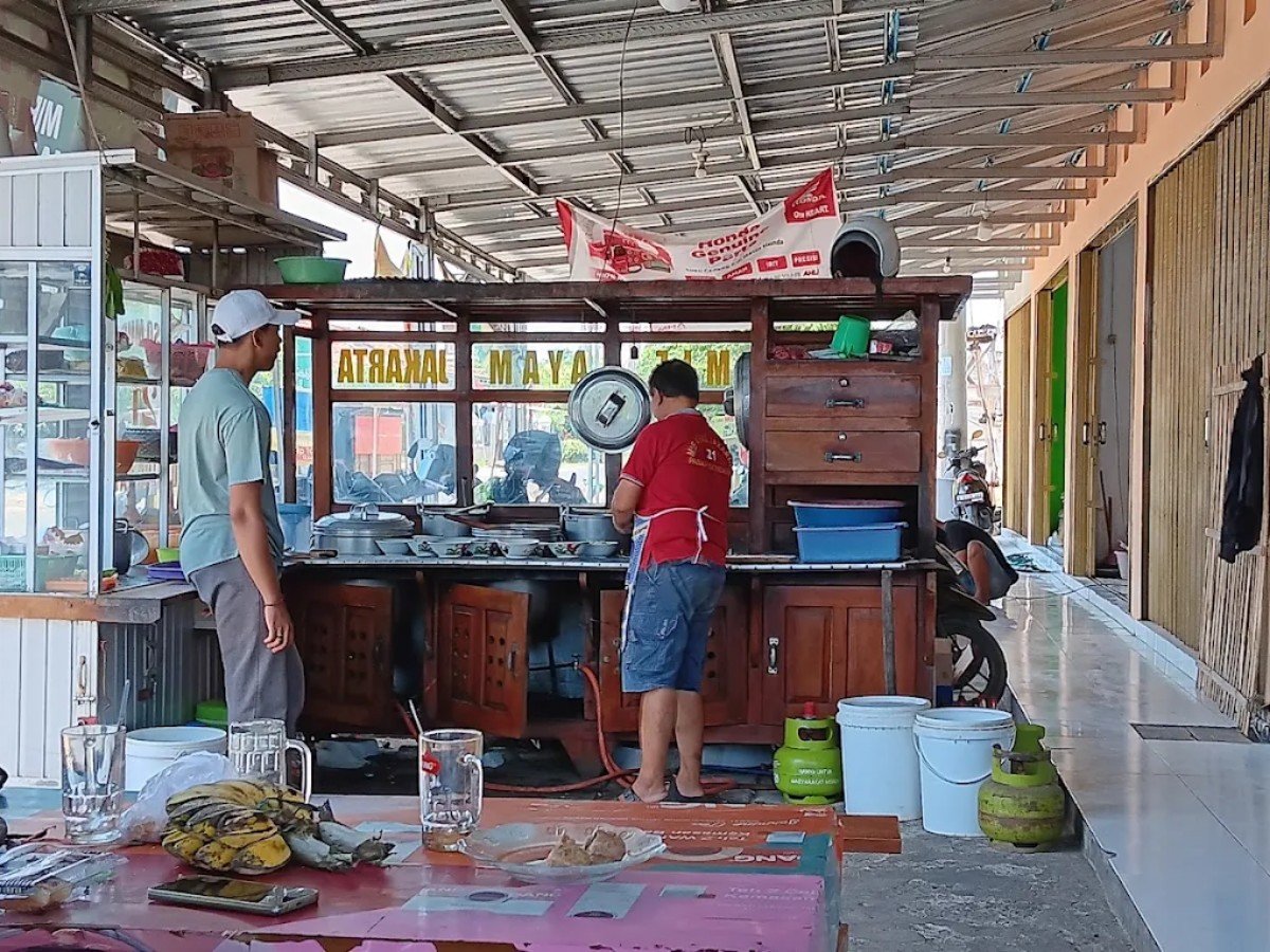 Mie Ayam Jakarta 21 di Desa Cibelok, Kecamatan Taman, Pemalang