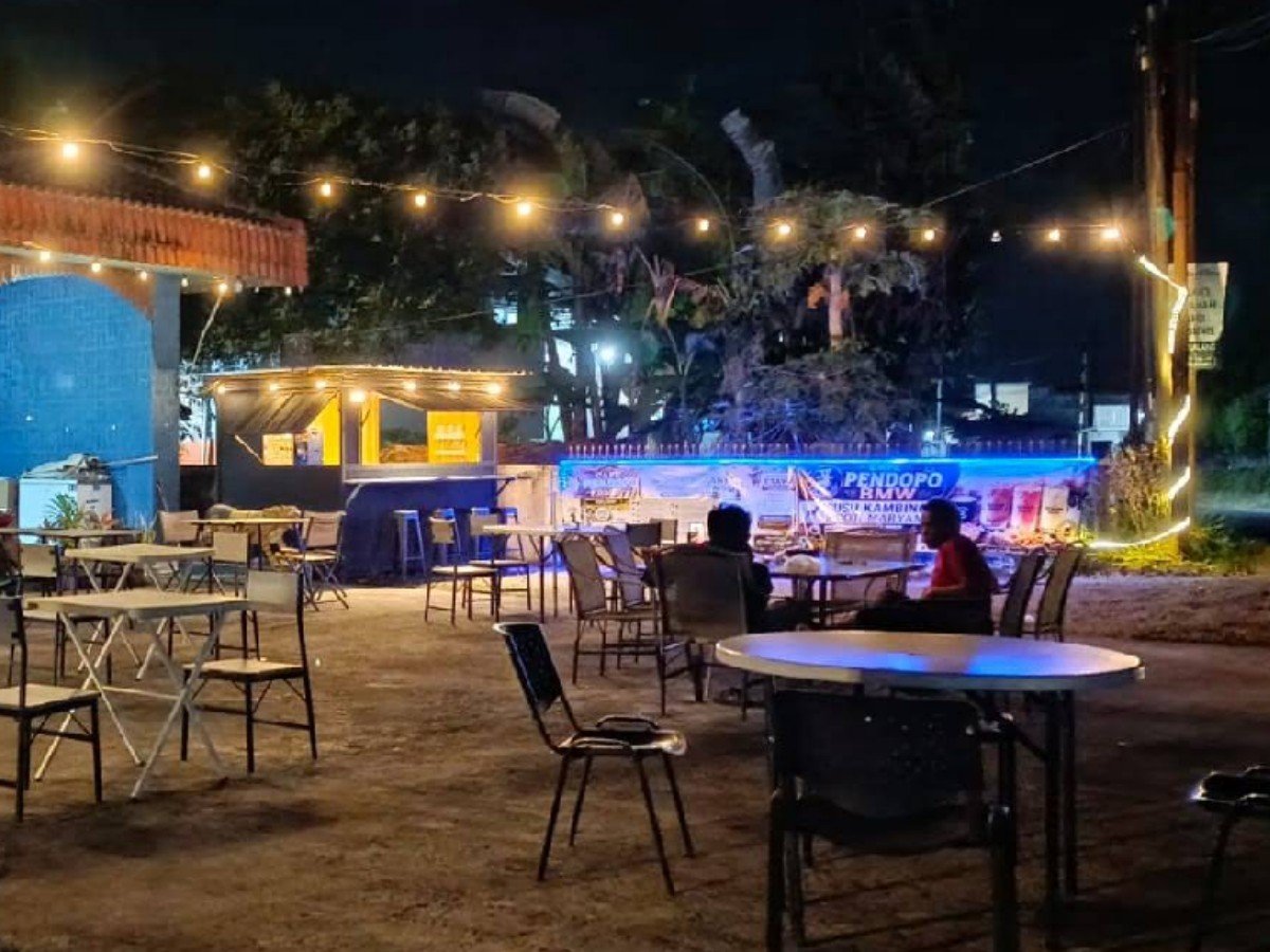 Cafe Pendopo BMW di Desa Cibelok, Kecamatan Taman, Pemalang