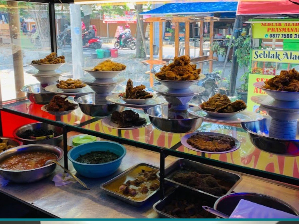 Nasi Padang Simpang Raya Banjardawa di Desa Banjardawa, Kecamatan Taman, Pemalang