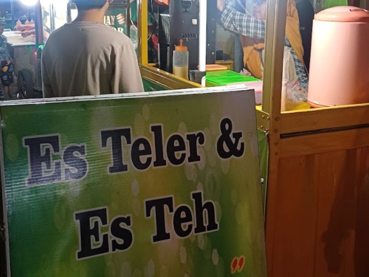 Es Teler Twins di Desa Banjardawa, Kecamatan Taman, Pemalang