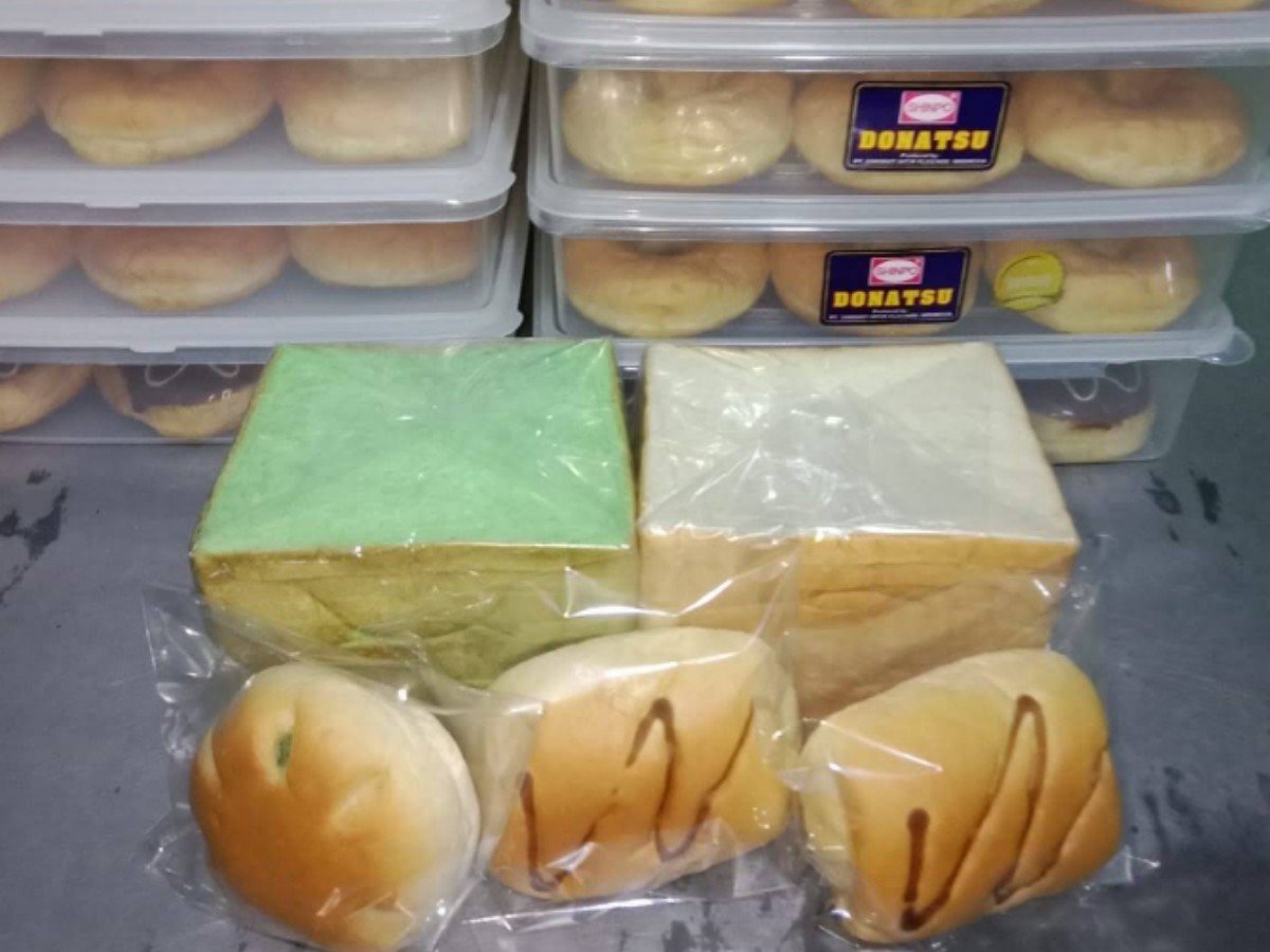 Naswan donat, roti tawar & isi di Desa Surajaya, Kecamatan Pemalang, Pemalang